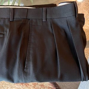 Roundtree & Yorke Non-Iron Ultimate Comfort Microfiber Pleated-Front Dress Pants